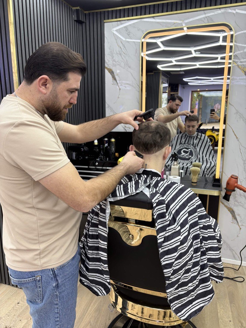 Barber i gang med klipning hos Diamond Klip på Ramsherred