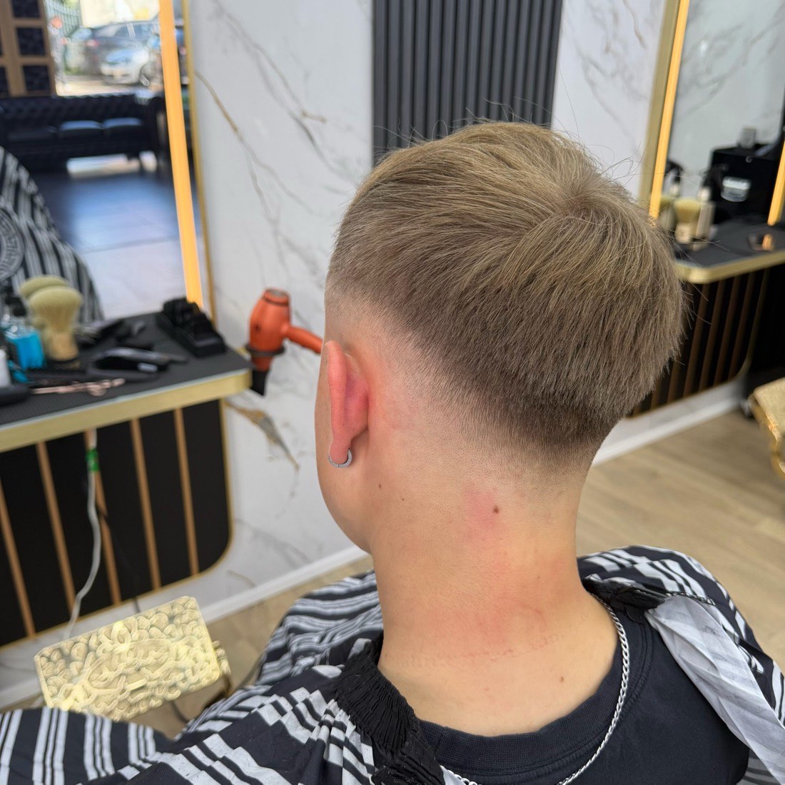 Mid fade med tekstur på toppen, Diamond Klip Næstved